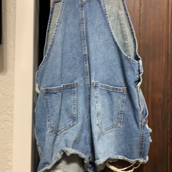 Girls small shorts overalls - Picture 6 of 7